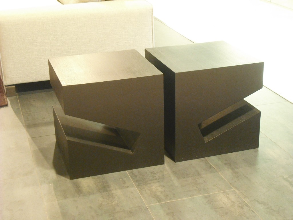 Tavolino/comodino portariviste PIRAMIDE 45×45 legno scuro Oak